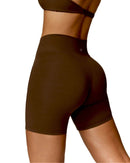 ORU MIKA SHORT with V-shaped back, sculpting fit, breathable quick-dry fabric for active wear