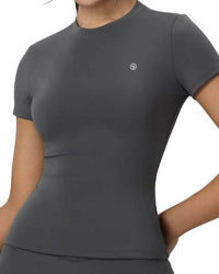 Slim fit ORU FITTED TOP with round neckline, quick-dry, lightweight and breathable fabric.